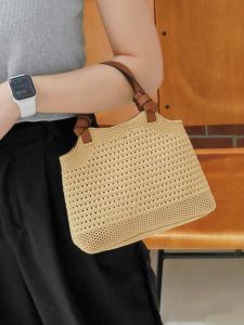 Fashionable Straw Bag: Crossbody One-Shoulder Satchel Soft Strap Magnetic Buckle Closure Pure Color Design for Casual Use