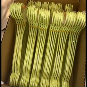 Móc nhựa màu xanh lá treo quần áo - móc nhựa treo quần áo dl