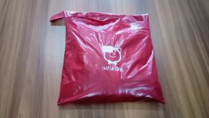 Infikids NC Jas Hujan Anak IDS 973 Warna : Maroon Kombinasi Orange Ukuran : All Size Ukuran Baju : Panjang 61 cm x Lebar 51 cm Ukuran Celana : Panjang 71 cm Bahan : PVC