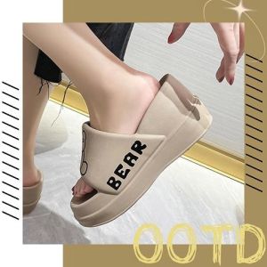 LHMonday แฟชั่นมาแรง รองเท้าแตะแบบสวมส้นหนา งานสวยปัง ดีเทลสวยเก๋ งานดีงานปังมาก ไม่ว่าลุคไหนน้องเอาอยู่ แต่งลายหมีสุดน่ารัก ใครเห็นเป็นต้องชอบ สาวๆต้องมีราคานี้ดีมาก