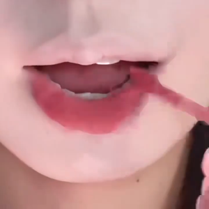 Gege Bear Matte Pink Lip Mud | A lightweight hydrating velvety matte lipstick with high color payoff and long-lasting wear. Suitable for everyday makeup and an essential item for creating a natural look.