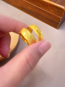 DAYUANDIAN【จัดส่งจากประเทศไทย 2-3 วัน】[ซื้อ 2 ของขวัญ 1]แหวนคู่รักชุบทองแหวนมังกรฟินิกซ์ทองวินเทจสำหรับคู่รักผู้หญิงผู้ชายปรับได้งานแต่งงานเลียนแบบทองคู่ 1 บาท