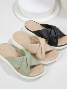 Ultra-Light Leather Mom Sandals Flat Thick Bottom Beach Shoes Anti-Slip Soft Bottom Women Casual Slip-On Summer Sandals