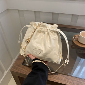 กระเป๋าสะพายข้างทรงกลมแบบสะพายข้างแบบหนัง PU สำหรับผู้หญิง กระเป๋าสะพายข้างแบบสะพายข้างพร้อมโซ่แบบลำลองสำหรับวัยรุ่น