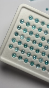 สีหลัก 4 มม. หิน Cubic Zirconia แบบหลวม Aguamarina ทรงกลม ตัดด้วยเปลวไฟแบบดาว (ตัดแบบ Radiant Cut) ลูกปัดสำหรับทำเครื่องประดับ