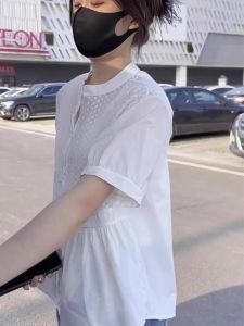 เสื้อเชิ้ตผู้หญิงสไตล์เกาหลีทรงหลวมแขนสั้นลายลูกไม้เข้ารูปช่วงเอวสไตล์เด็กผู้หญิงสำหรับฤดูร้อนปี 2024