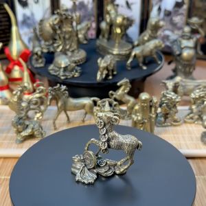 Tượng Đồng Thau Hình Con Dê Đứng Ngậm Tiền - Kích Thước: 4.7 x 5.1cm