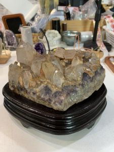 A natural old mine quartz cluster where clear quartz grows on an amethyst base老矿铁染黄感白水晶|生长紫晶基底原矿晶簇