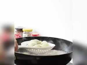 กระชอนพลาสติกตักอาหาร ที่ตักอาหาร ขนาด 32x13 cm มีสันรองขอบหม้อ