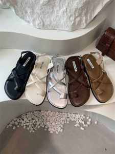 รองเท้าแตะส้นหนาสำหรับผู้หญิง ฤดูร้อน 2024 รองเท้าแตะสไตล์โรมันแบบสวมหัวเปิด ส้นแบน สายรัดหัวเข็มขัดแบบย้อนยุค รองเท้าลำลอง