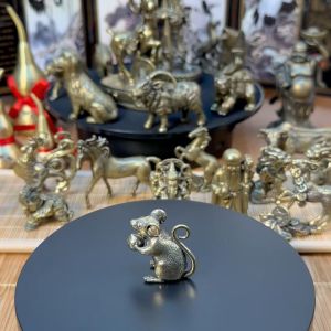 Tượng Nhỏ Phong Thủy Bằng Đồng Kiểu Dáng Chuột Tặng Đào Vàng (Kích Thước: 1.6 x 2.6cm)