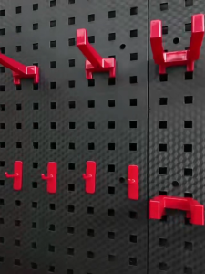 แผงแขวนเครื่องมือ แผงแขวนของ แผง ใช้สําหรับหลายสถานการณ์(90x45 cm) DIY Pegboard Size ฟรีตะขอ 21 อัน