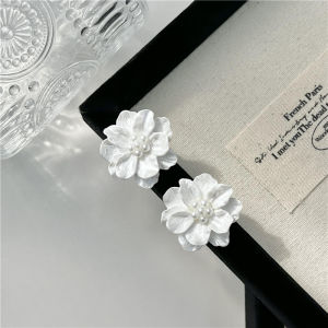 Elegant White Flower Pearl Earrings Womens High-End Feeling Ear Studs Holiday Style Sweet Temperament Ear Jewelry Pure Silver Needle