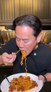 บะหมี่มาเฟีย หมี่มาเฟีย โดยโก๋เป๊ก มี 2 รสให้เลือก เผ็ดมากเเละเผ็ดน้อย อร่อยแบบไทย แซ่บสะใจ