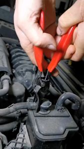 Kềm tách vỏ gai sầu riêng và tách ống nhiên liệu