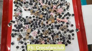 CrocsFanClub –ET93 - Charm giả kim màu mới  Hồng nâu bạc. Charm gắn giày dép crocs cross