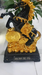 Tượng Ngựa Đen Hay Hắc Mã Phong Thuỷ Đứng Tiền Đế Gỗ Mới đẹp Cao 33cm Ngang 21cm Sâu 11cm Ý nghĩa biểu tượng Thành Công Tài Lộc mệnh Thuỷ mệnh Mộc trưng phòng khách nhà  công ty bàn làm việc  quà biếu tặng chỉ có 1280k ạ