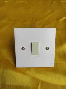 Saklar Engkel Tunggal Fluorescent Voltama 803 putih