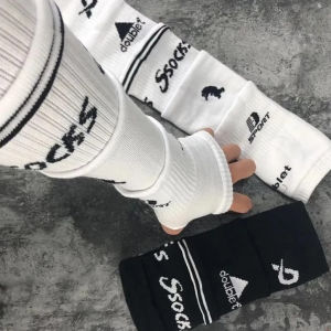 Doublet สไตล์ญี่ปุ่นผ้าฝ้ายกีฬาถุงเท้าสําหรับบุรุษและสตรี 5 ชั้น Partitioned ข้อเท้าถุงเท้าฟุตบอลใหม่มาถึง