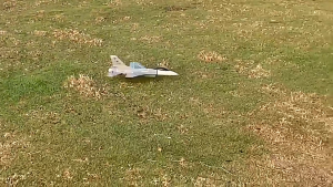 ของเล่นเครื่องบินรบ F16 RC Plane 3CH เครื่องบิน RC 2.4G พร้อมระบบป้องกันการสั่นไหวของตัวเองโมเดลเครื่องบินของเล่นสำหรับเด็ก f16บังคับ เครื่องบินบังคับ