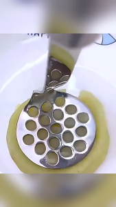 Potato Masher Stainless Steel Integrated Masher Kitchen Tool Wire Masher Suitable for Potatoes Avocados Beans Fruits & Vegetables