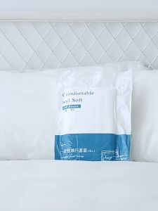 Disposable Hotel and Guesthouse Bedding Set: Bedsheet Duvet Cover Pillowcases (Three or Four Pieces)