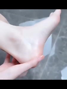 Smooth Foot Cream 60G-Krim kaki untuk kaki pecah-pecah Krim penghalus tumit Pelembab kaki Krim perbaikan tumit pecah-pecah Cocok untuk kaki kasar dan pecah-pecah Krim kaki perawatan yang menyegarkan sepanjang hari Kuat