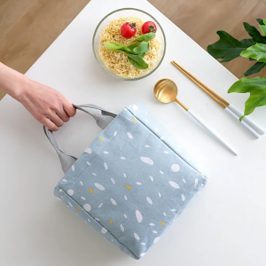 Contemporary Cartoon-Themed Thermal Insulated Lunch Bag with Leakproof Design