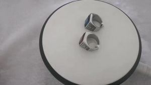 แหวนผู้ชายสีแดงน้ำเงิน CZ แหวนสแตนเลสสไตล์วินเทจ แหวนแต่งงานสำหรับผู้ชาย เครื่องประดับ Anel