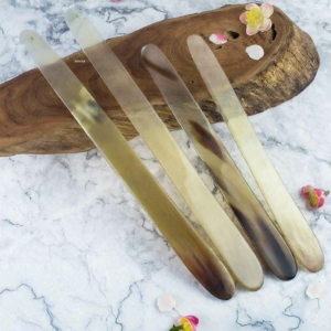 MOMIAN | Coconut Meat Extractor with Cow Horn Knife