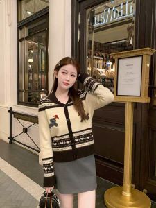 เสื้อคาร์ดิแกนถักแบบสวมหัวสไตล์ย้อนยุคสำหรับผู้หญิง ฤดูใบไม้ร่วง 2025 แจ็คเก็ตถักแบบเปิดคอตั้งสีตัดกัน แขนยาว ปกติ