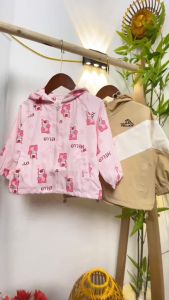 Áo khoác gió cho bé trai và bé gái 1-7 tuổi thêu chữ PELLIOT hàng Quảng Châu dáng thời trang