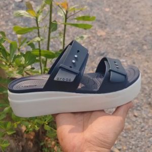 Crocs Brooklyn Mid Wedge รองเท้าส้นสูง สวยทันสมัย พื้นนี่ม ใส่พื้นผ้า รูปแบบใหม่