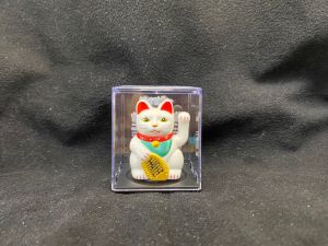 ตุ๊กตาแมวกวักญี่ปุ่นนำโชค ไม่ต้องใส่ถ่าน ใช้พลังงานแสง