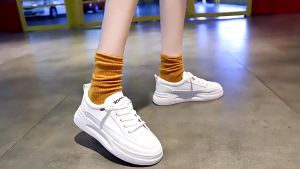 รองเท้าสีขาวสำหรับผู้หญิง รองเท้ากีฬาลำลองสไตล์เกาหลีสำหรับนักเรียน รองเท้าผ้าใบเพิ่มความสูง