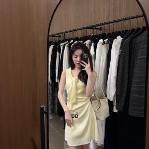 VKSOD | ชุดเดรสสั้นแขนกุดสีเหลืองสำหรับผู้หญิง ชุดเดรสฤดูร้อน 2025 ทรงเอ เอวสูง คอลเลกชันใหม่ สไตล์เกาหลี ลำลอง