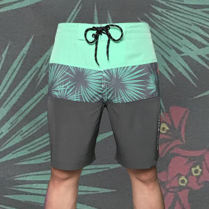 Water-Resistant Mens Surfing Shorts Elastic Casual Beach Pants Quick-Drying Summer Sportswear Youth Trend Loose Fit Five-Quarter Length