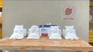 Tượng tô màu NẰM XEM ĐIỆN THOẠI tô tượng thạch cao (Không kèm màu) tượng trắng decor