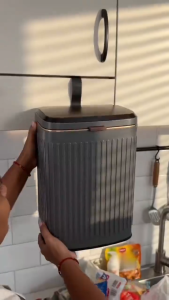 Wall-mounted kitchen trash can flip-top bathroom trash can for home use drill-free hanging trash can Three-in-one: adhesive wall-mounted or freestanding