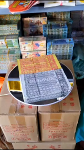 Một xấp giấy cúng chuỗi vàng hoặc trắng ( chuỗi tiền vàng tiền trắng ) trong thờ cúng