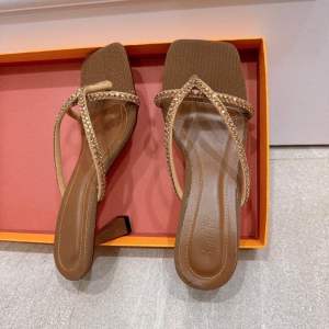 Dép nữ cao gót 7cm  quai đá sáng tôn chân ( mẫu mới )