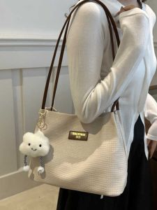 กระเป๋าสะพายไหล่ผู้หญิงระดับไฮเอนด์ 2024 กระเป๋าสะพายข้างแบบมีสไตล์ กระเป๋าสะพายข้างใต้วงแขน กระเป๋าถือทรงถัง