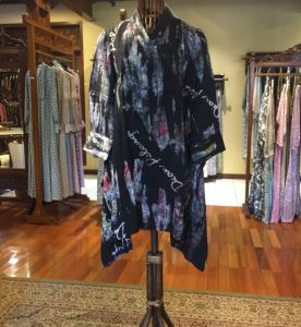 Khalisa Tunik Viscos by Dian Pelangi LIMITED EDITION Baju Blouse Atasan Kemeja Blus Outfit Casual Formal Kerja Kantor Pesta Pernikahan Kondangan Wanita Hijaber Cantik Anggun Modis Modern Elegan Mewah Model Korea Terbaru Motif Batik Abstrak Kekinian