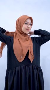 {deenay} hijab polos liza deenay black/hitam swarowvski dan pin plat D besi -jahit tepi-jilbab wanita cantik-115x115cm-kerudung jilbabwanitacantik hijab deenay gamis cocok untuk lebaran terbaru