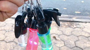 Combo 4 Bình Xịt Nước Có Móc Khóa Mini Cầm Tay 60ml Phun Sương Diện Rộng Siêu Mạnh