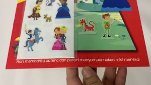 Buku Aktiviti Stiker Putera Puteri Belajar & Main Dengan Stiker & Kadbod Mainan untuk Kanak Kanak