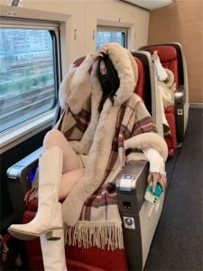 เสื้อคลุมกันหนาวลายสก็อตสไตล์ย้อนยุคสำหรับผู้หญิง ฤดูใบไม้ร่วง/ฤดูหนาว 2025 ดีไซน์ใหม่ แขนยาว ปกขนสัตว์ ปกป้องความร้อน