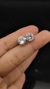 ต่างหูพลอยไวท์โทปาส (white topaz) ตัวเรือนเงิน 925 %ชุบทองคำขาว พลอยขนาด10 มิล พลอยแท้จากประเทศบราซิล มีใบรับประกันจากทางร้าน