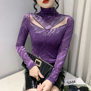 เสื้อยืดตาข่ายแขนยาวคอวีสำหรับผู้หญิงเสื้อยืดตาข่ายประดับพลอยเทียมกลวงแฟชั่นใหม่ฤดูหนาวเข้ารูปพอดี