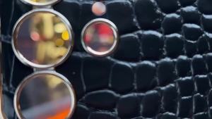 ดีไซน์บุคลิกภาพ ปกศัพท์หนัง PU ขอบไม่สมบูรณ์ สำหรับเคส Samsung Galaxy S25 Ultra